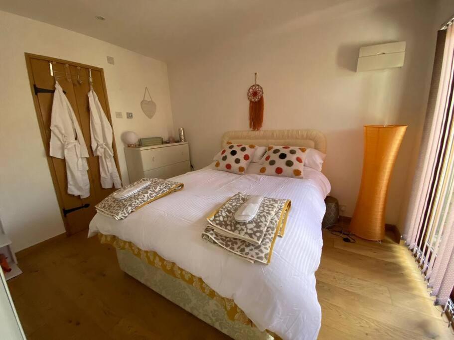 The Retreat, A Relaxing Getaway For Couples Apartamento Hambrook Exterior foto